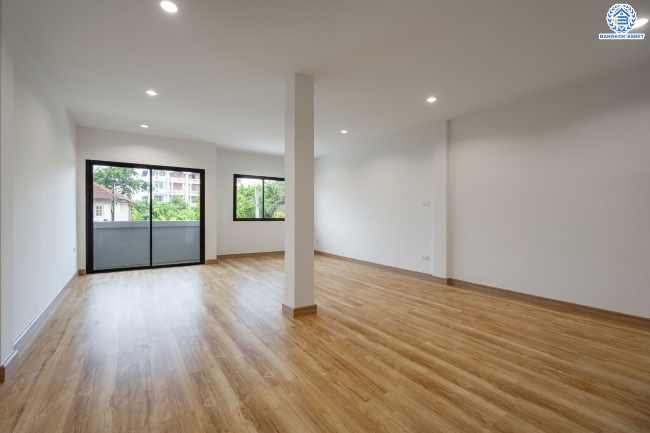 บ้านมือสองตกแต่งใหม่ ดีไซน์สวย ม.บ้านช่อชัยพฤกษ์ จรัญฯ-ปิ่นเกล้า เนื้อที่ 30.5 ตร.ว. ฟังก์ชัน 3 ห้องนอน 3 ห้องน้ำ จอดรถได้ 2 คัน รองรับทุกกิจกรรม บนทำเลเชื่อมต่อหลายเส้นทาง ใกล้จุดขึ้นทางด่วน "ศรีรัช" และรถไฟฟ้าสายสีแดง "สถานีบางบำหรุ"...